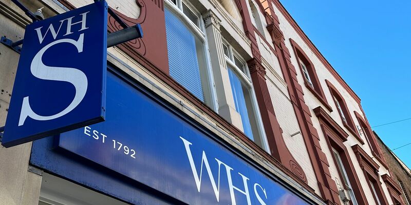 Noch typisch für britische Innenstädte: Filialen von WH Smith. (Archivbild) - Foto: Benedikt von Imhoff/dpa