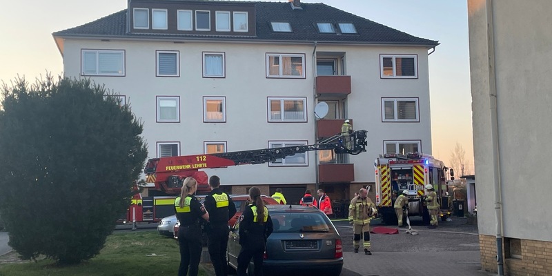 FW Lehrte: Brennender Stuhl auf Balkon löst Großeinsatz aus - Foto: presseportal.de