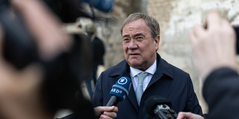 Schnuppert internationales Parkket: Armin Laschet auf der Reise mit Annalena Baerbock. (Archivbild) - Foto: Hannes P. Albert/dpa