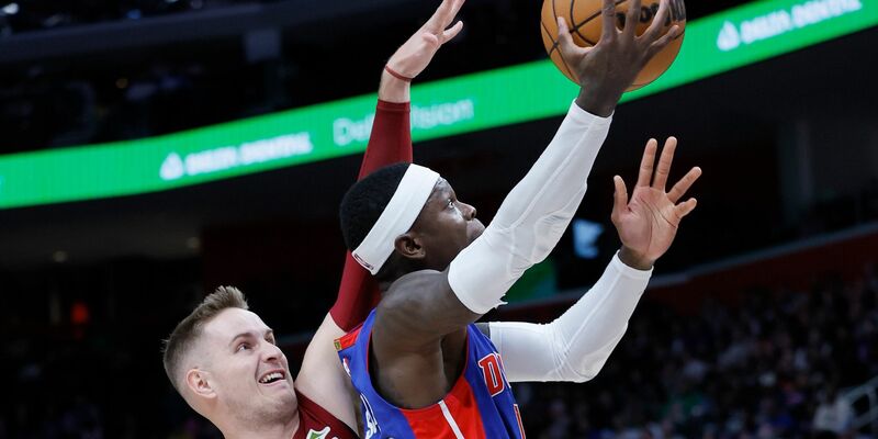 Dennis Schröder (r) von den Detroit Pistons erzielte im Spiel gegen die Cleveland Cavaliers 17 Punkte. - Foto: Duane Burleson/AP/dpa