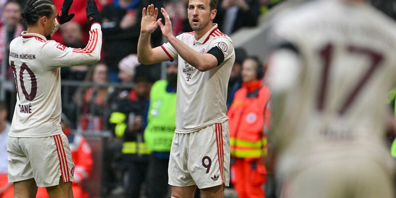 Abwehrspieler Hiroki Ito wird wegen einer Fußverletzung ausgewechselt. - Foto: Peter Kneffel/dpa