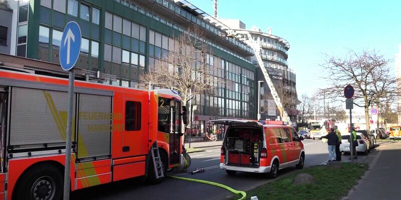 Ein Zimmer war am Nachmittag in Brand geraten - der Qualm machte die obere Etage des Altenheims unbewohnbar. - Foto: ---/dpa