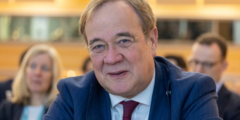 Laschet akzeptiert Bußgeld wegen zu schnellem Fahren. (Archivbild) - Foto: Thomas Banneyer/dpa