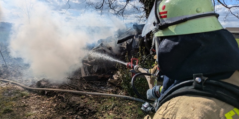 FW-KLE: Brand eines Holzstoßes - Übergreifen auf Scheune konnte verhindert werden - Foto: presseportal.de