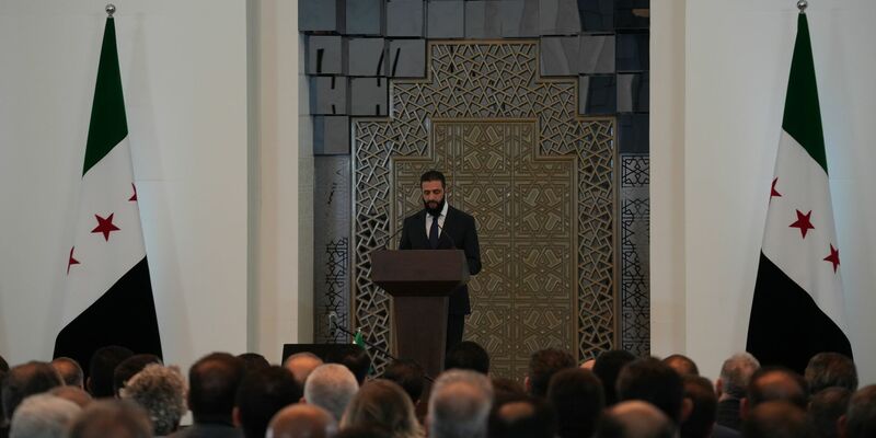 Syriens Übergangspräsident Ahmed al-Scharaa verkündete die neue syrische Regierung. - Foto: Moawia Atrash/dpa