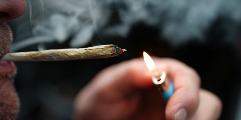 Cannabis zum Eigenkonsum ist seit einem Jahr für Erwachsene erlaubt. (Archivbild) - Foto: Marcus Brandt/dpa