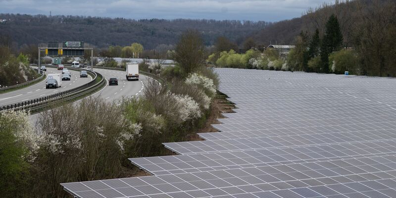 Stromnetz-Experten rechnen an Ostern und Pfingsten nicht mit großflächigen Stromausfällen durch zu viel Solarstrom. (Symbolbild) - Foto: Marijan Murat/dpa