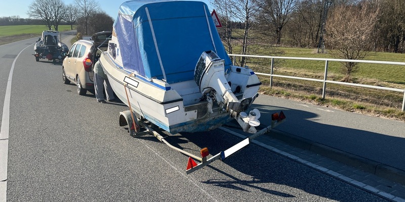 LWSPA M-V: Verkehrsunfall beim Bootstransport - Die Wasserschutzpolizei warnt zu Saisonbeginn - Foto: presseportal.de