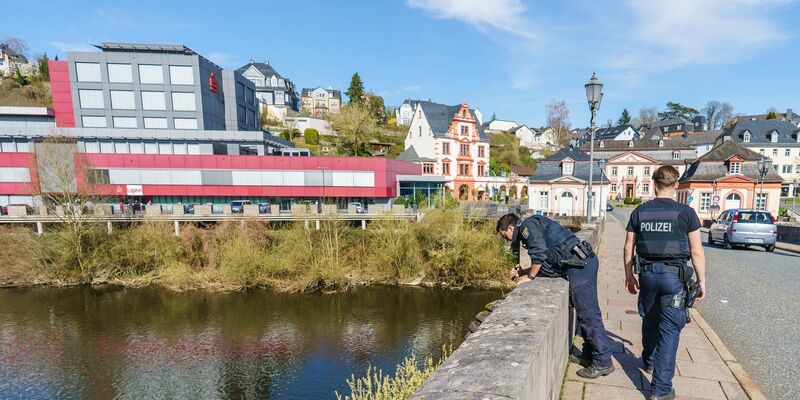 Einsatzkräfte suchen auch am Wochenende nach dem kleinen Jungen. - Foto: Andreas Arnold/dpa