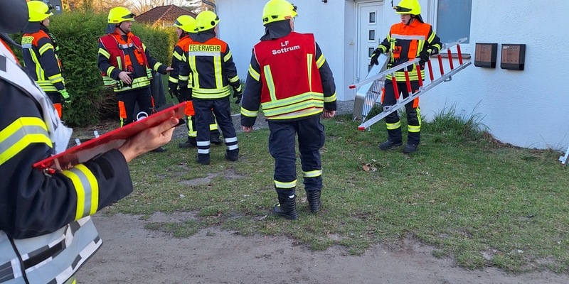 FW-ROW: Zimmerbrand in Asylunterkunft - 12 Personen gerettet - Foto: presseportal.de