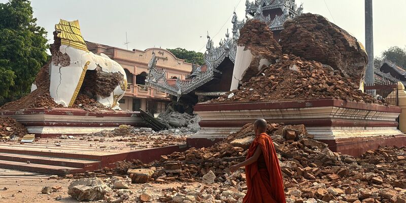 Rettungskräfte bergen nach dem Erdbeben in Südostasien eine Leiche aus einem buddhistischen Kloster in Myanmar. - Foto: Thein Zaw/AP/dpa