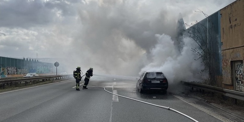 FW-DO: Pkw-Brand auf der B236 in Fahrtrichtung Schwerte vor dem Berghofer Tunnel - Foto: presseportal.de