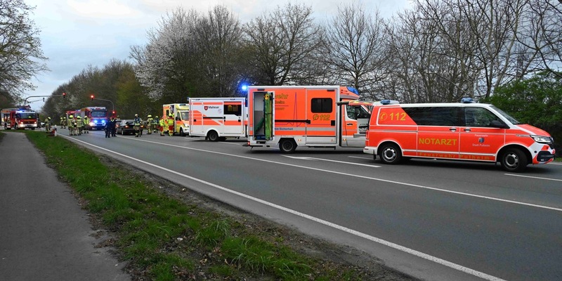 FW Pulheim: Brauweiler - Auffahrunfall mit vier Verletzten - Foto: presseportal.de