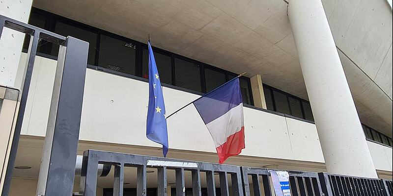 Fahnen vor Wahllokal in Frankreich (Archiv) - Foto: über dts Nachrichtenagentur