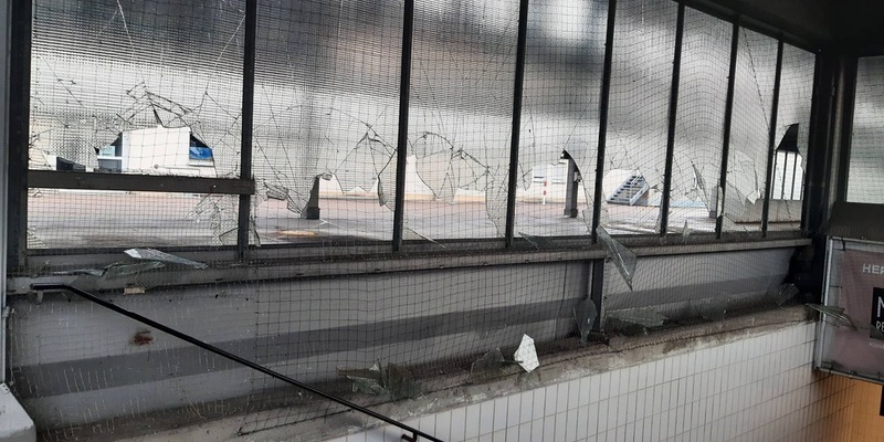 Bundespolizeidirektion München: Elf Scheiben eingetreten und dabei Ausweis verloren/ Bundespolizei überführt Täter im Schlaf - Foto: presseportal.de