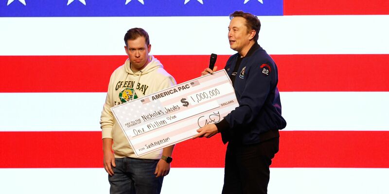 Musk wirft seinen Käsehut während einer Veranstaltung vor der Richterwahl im US-Bundesstaat Wisconsin in die Menschenmenge.  - Foto: Jeffrey Phelps/AP/dpa