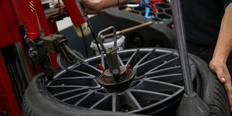 Gerade zu Ostern lassen viele Autobesitzer neue Reifen aufziehen.  - Foto: Pia Bayer/dpa