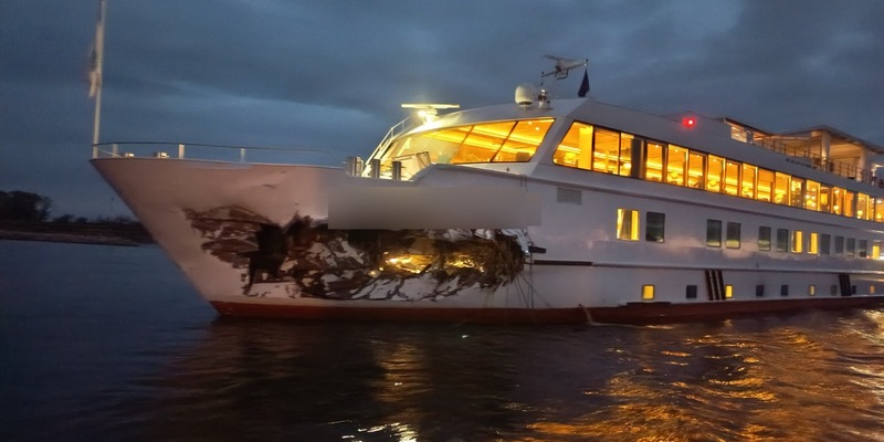 POL-DU: Voerde/Duisburg: Heftiger Unfall auf dem Wasser mit einem Fahrgastkabinenschiff - Niemand verletzt - Foto: presseportal.de