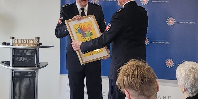 POL-OLD: +++ Leiter der Polizeiinspektion Cloppenburg/Vechta tritt in den Ruhestand +++ Polizeipräsident Andreas Sagehorn würdigt die herausragende Arbeit von Leitendem Kriminaldirektor Jörn Kreikebaum +++ - Foto: presseportal.de