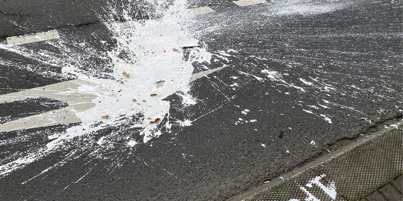 POL-PPWP: Farb-Eimer auf Fahrbahn geworfen - Foto: presseportal.de