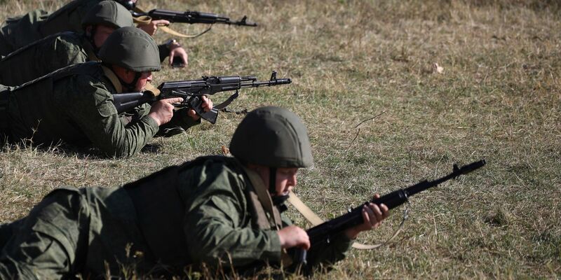 Russische Rekruten auf einem Übungsplatz - in diesem Frühjahr werden so viele Männer einberufen wie seit Jahren nicht. (Archivbild) - Foto: AP/dpa