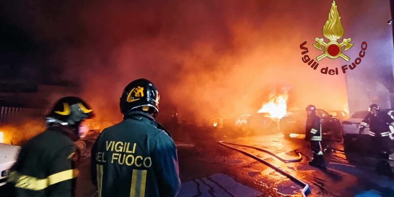 Italienische Feuerwehrleute löschen brennende Teslas (Handout) - Foto: -/Vigili Del Fuoco/dpa