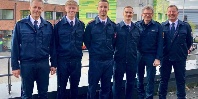 FW Ratingen: Ernennung von zwei Brandmeisteranwärtern und einem Brandoberinspektoranwärter - Foto: presseportal.de
