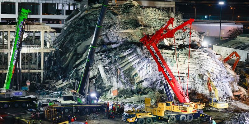 Auch in Bangkok dauern die Sucharbeiten an. - Foto: Wason Wanichakorn/AP/dpa