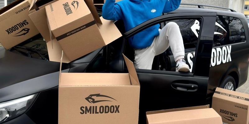 Smilodox optimiert Lagerlogistik: Modelabel von YouTube-Star Flying Uwe bietet 40-60 % Rabatt auf aktuelle Kollektionen - Foto: presseportal.de