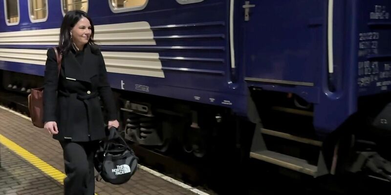 Es ist wohl ihre letzte Reise als Außenministerin nach Kiew. - Foto: Jörg Blank/dpa
