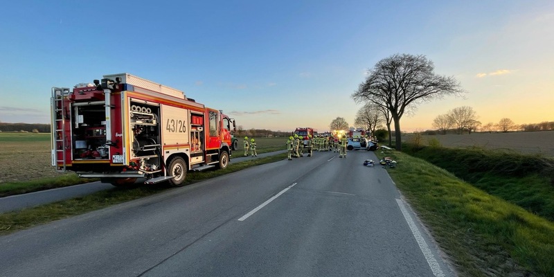 FW Uedem: Verkehrsunfall mit eingeschlossener Person - Foto: presseportal.de
