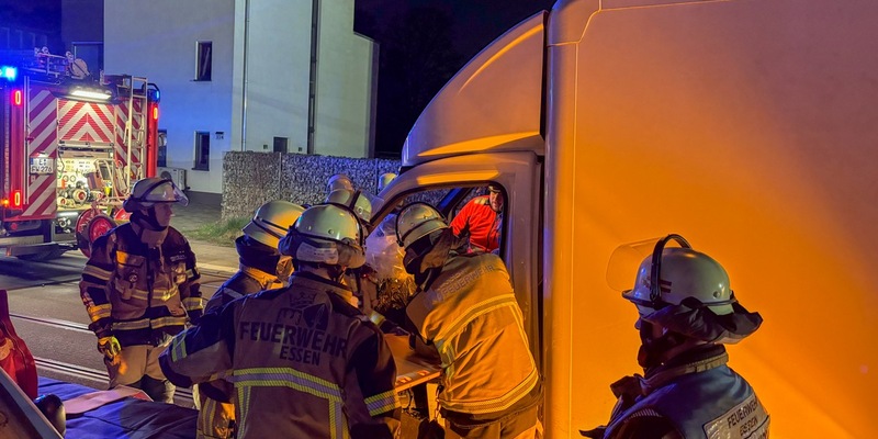 FW-E: Kleintransporter stößt mit parkendem Pkw zusammen - eine Person eingeschlossen - Foto: presseportal.de
