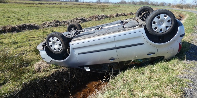 POL-CUX: Verkehrsunfall in der Wingst - PKW überschlägt sich (Foto im Anhang) - Foto: presseportal.de
