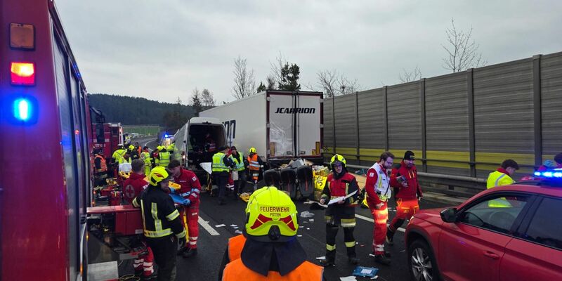 Der Kleinbus, in dem vier Menschen starben, war mit sieben Frauen und einem Mann besetzt. Alle stammen aus der Ukraine. - Foto: Unbekannt/FF-PITTEN via APA/dpa