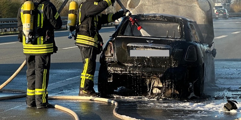 FW-ROW: Mini Cooper brennt in voller Ausdehnung - Foto: presseportal.de