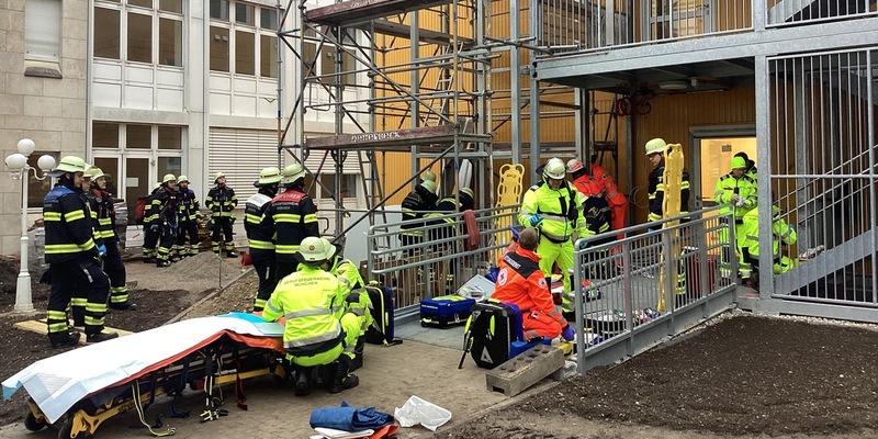 FW-M: Zwei Arbeiter stürzen auf Baustelle ab (Großhadern) - Foto: presseportal.de