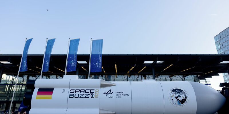 Astronaut Matthias Maurer berichtet in Bonn über eine gefährliche Begegnung der Internationalen Raumstation ISS mit Weltraumschrott. - Foto: Rolf Vennenbernd/dpa