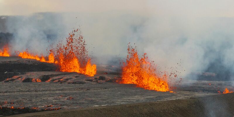 Lava trifft Mooslandschaft: Island erlebt einen erneuten Vulkanausbruch. - Foto: Marco di Marco/AP/dpa