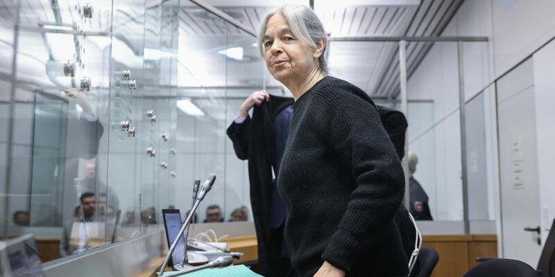 Das Landgericht Verden lehnte die Anträge der Verteidigung ab. Die frühere RAF-Terroristin Daniela Klette (2.v.r.) wird von Ulrich von Klinggräff, Lukas Theune und Undine Weyers (v.l.) vertreten. - Foto: Ronny Hartmann/AFP-Pool/dpa