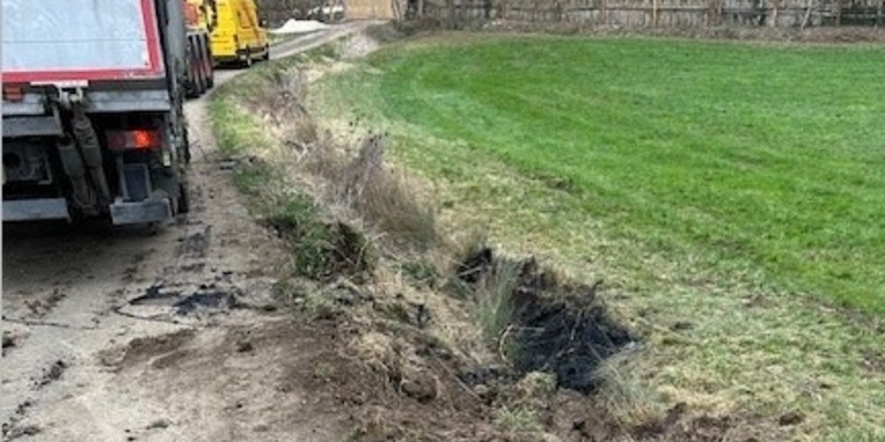 POL-UL: (HDH) Dischingen - Laster auf Abwegen / Am Montag kam ein Lkw bei Dischingen von der Straße ab. Dabei riß die Ölwanne auf. Eine Spezialfirma kümmerte sich um die Abtragung von verunreinigtem Erdreich. - Foto: presseportal.de