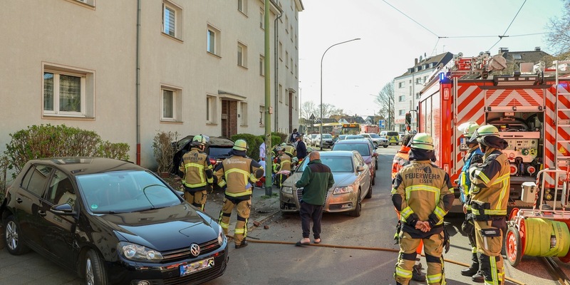 FW-E: Pkw kollidiert nach medizinischem Notfall mit Wohnhaus - Person konnte durch Ersthelfer aus dem Auto befreit werden - Foto: presseportal.de
