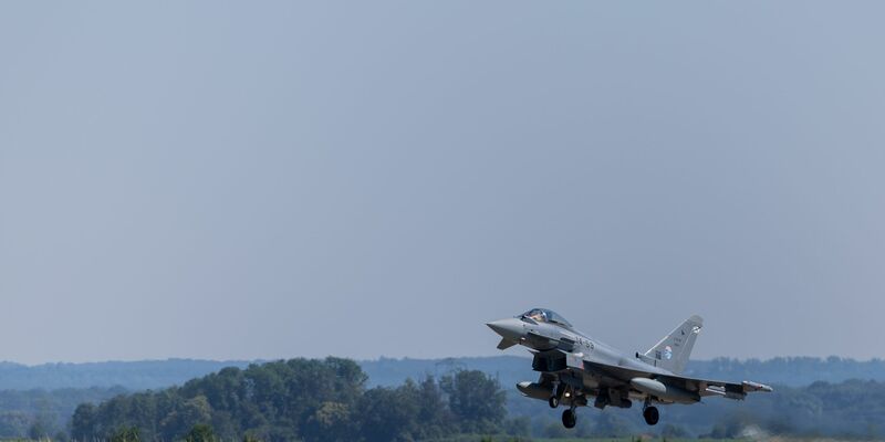 Ein Eurofighter soll Aufnahmen liefern und so bei der Suche helfen. (Archivbild) - Foto: Rolf Vennenbernd/dpa