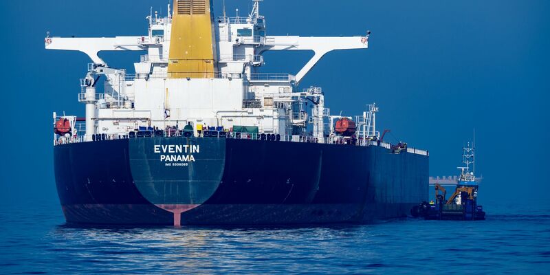 Der deutsche Zoll hat den Tanker eingezogen. - Foto: Stefan Sauer/dpa