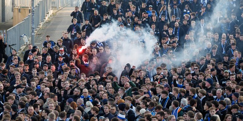 Um diesen Pokal geht es im großen Endspiel von Berlin. - Foto: Friso Gentsch/dpa
