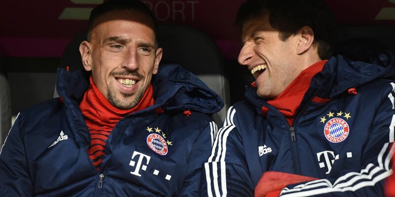 Kennen sich gut aus den gemeinsamen Jahren beim FC Bayern: Ribéry (l) und Müller. - Foto: Andreas Gebert/dpa