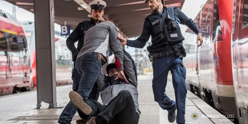 Bundespolizeidirektion München: Haftrichtervorführung nach Gewalttat / Verbale Auseinandersetzung eskaliert - Foto: presseportal.de