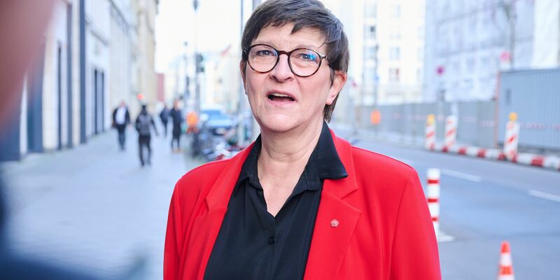 Dobrindt sieht Bewegung beim Thema Finanzen.  - Foto: Annette Riedl/dpa