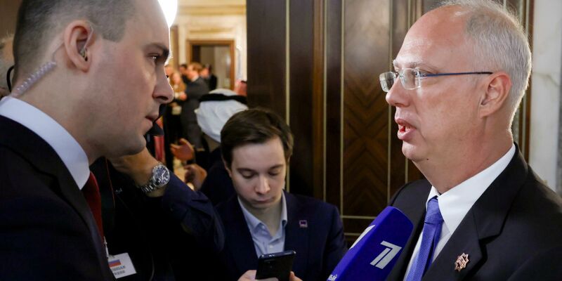 Moskau nennt eine Reise des Kreml-Beraters Kirill Dmitrijew in die USA möglich. Dmitrijew steht derzeit auf Sanktionslisten des Weißen Hauses. (Archivbild)  - Foto: Evelyn Hockstein/Pool Reuters/AP/dpa