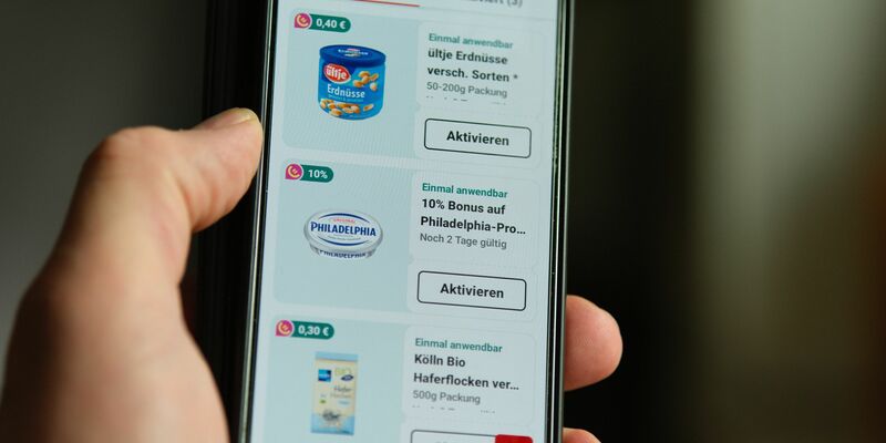 Rewe lockt Kunden mit einem Bonus - bisher wurde dabei jedoch nicht der Gesamtpreis der Produkte angezeigt. - Foto: Georg Hilgemann/dpa