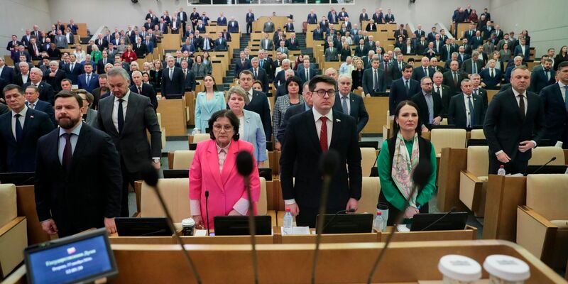 Im russischen Parlament herrscht praktisch Einstimmigkeit über die schärfere Verfolgung politischer Gegner des Kreml. (Archivbild) - Foto: -/The State Duma, the Lower House of the Russian Parliament/AP/dpa